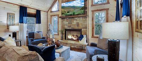 Ferienhütte, Mehrere Betten, Whirlpool, Gartenblick | Wohnbereich | 40-Zoll-Fernseher mit Kabelempfang, Kamin, Videospielkonsole