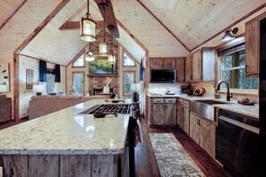 Cabin, Berbilang Katil, Hot Tub, Garden View | Dapur peribadi | Peti sejuk, ketuhar gelombang mikro, ketuhar, dapur 