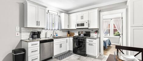 Refrigerador, microondas, horno, placa de cocina