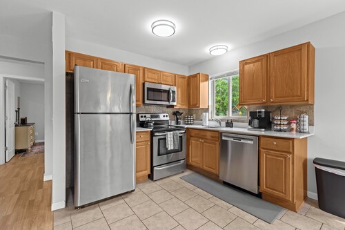 Cozy 2BR Condo in Great Location | King Bed