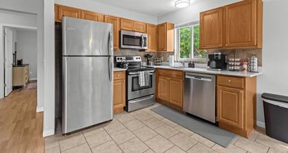 Cozy 2BR Condo in Great Location | King Bed