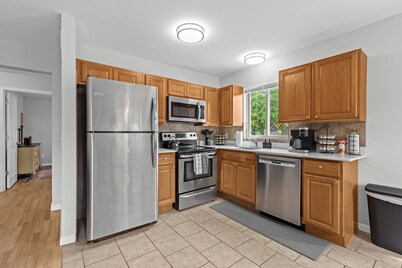 Cozy 2BR Condo in Great Location | King Bed