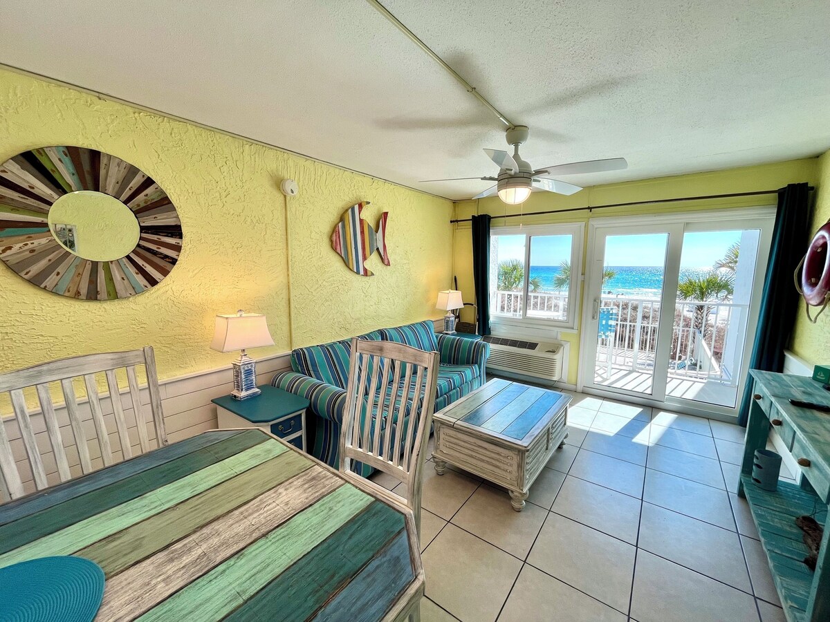 Beachfront! Pool! Pet friendly! Near Pier Park! 1st floor! Beach chairs!