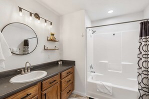 คอนโด, หลายเตียง, ห้องครัว, วิวภูเขา (Vineyard Valley Views) | ห้องน้ำ | ฝักบัวในอ่างอาบน้ำ, ไดร์เป่าผม, ผ้าเช็ดตัว