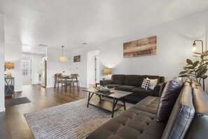 公寓客房, 多張床, 廚房, 山景 (Vineyard Valley Views) | 起居區 | 42-吋平面電視，提供數位頻道