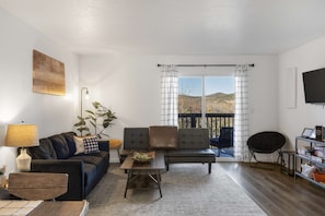 콘도, 침대(여러 개), 주방, 산 전망 (Vineyard Valley Views) | 거실 공간 | 디지털 채널 시청이 가능한 42인치 평면 TV