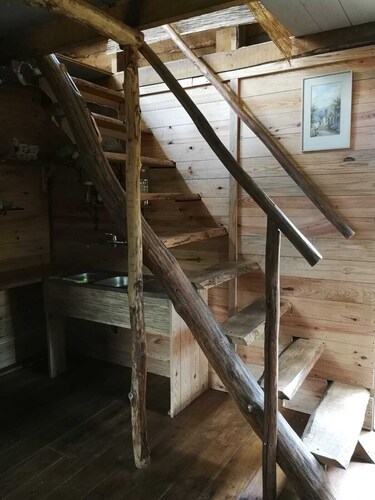 Off-grid, romantic wooden cabin with library and cottage gardens