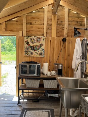 Fridge, oven, coffee/tea maker, toaster