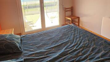 2 slaapkamers, een strijkplank/strijkijzer, beddengoed