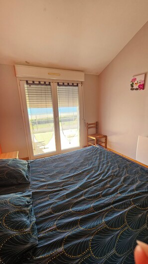 2 habitaciones, tabla de planchar con plancha y ropa de cama