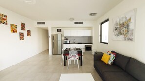 Een modern appartement met een eethoek, keuken en woonruimte.