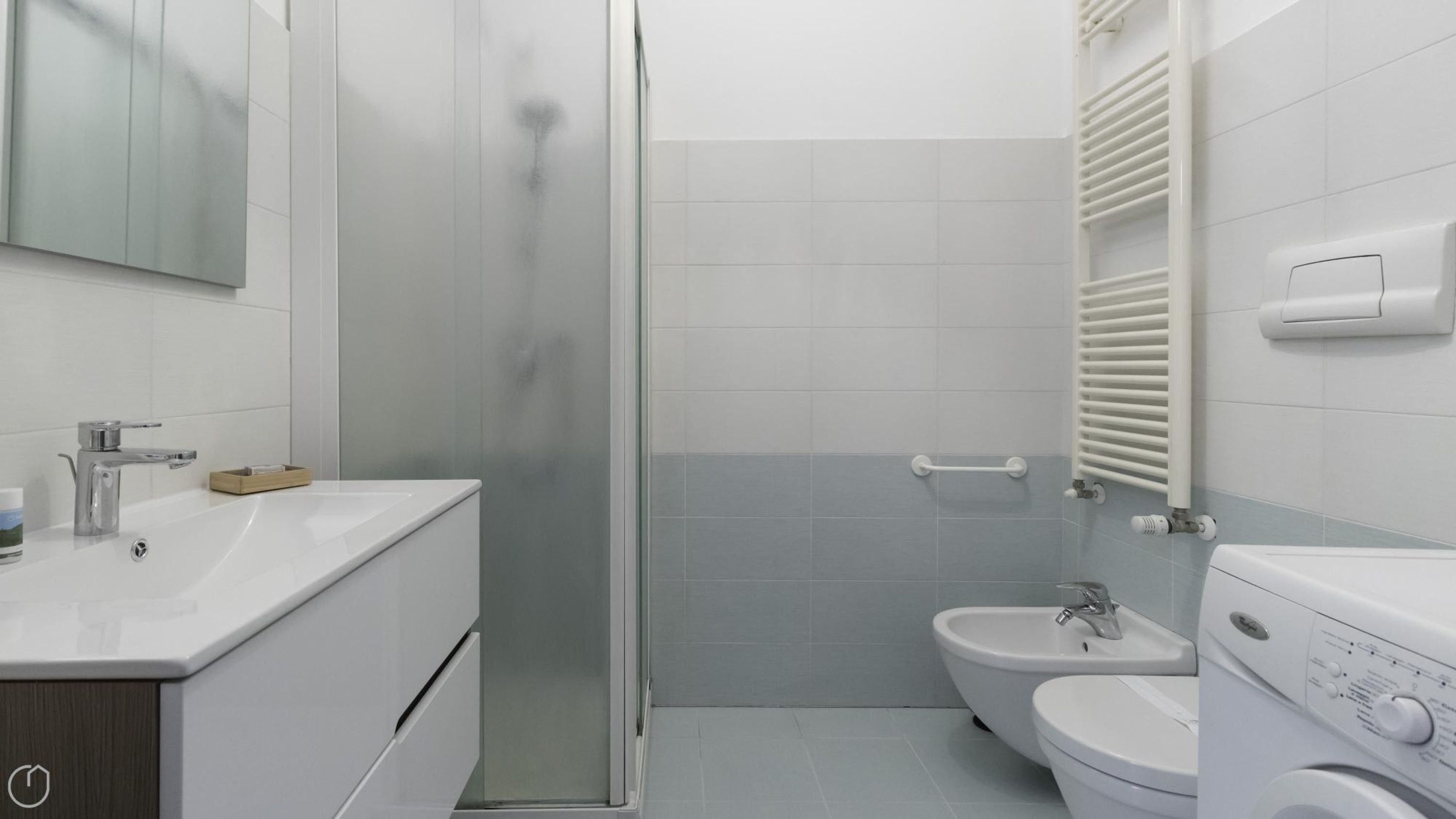 Ein modernes Badezimmer mit Dusche, Waschbecken, Bidet und Toilette.
