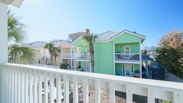 Rumah, Beberapa Tempat Tidur, dapur, pemandangan laut sebagian | Pemandangan balkon