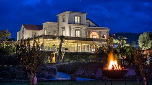 A large, multi-story building with a covered outdoor area and a fire pit. - Villa Artemisia in Piano di Sorrento (Piano di Sorrento)