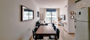 A modern apartment with a dining area, kitchen, and living space. - Ben Yehuda Nuage in Tel Aviv-yafo (Tel Aviv)