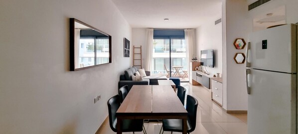Un apartamento moderno con comedor, cocina y sala de estar.