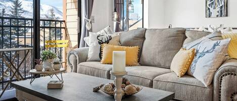 Studio-suite - 1 kingsize-seng med sovesofa - boblebad - bjergudsigt | Opholdsområde | 65-tommers fladskærms-tv med digitale kanaler, pejs