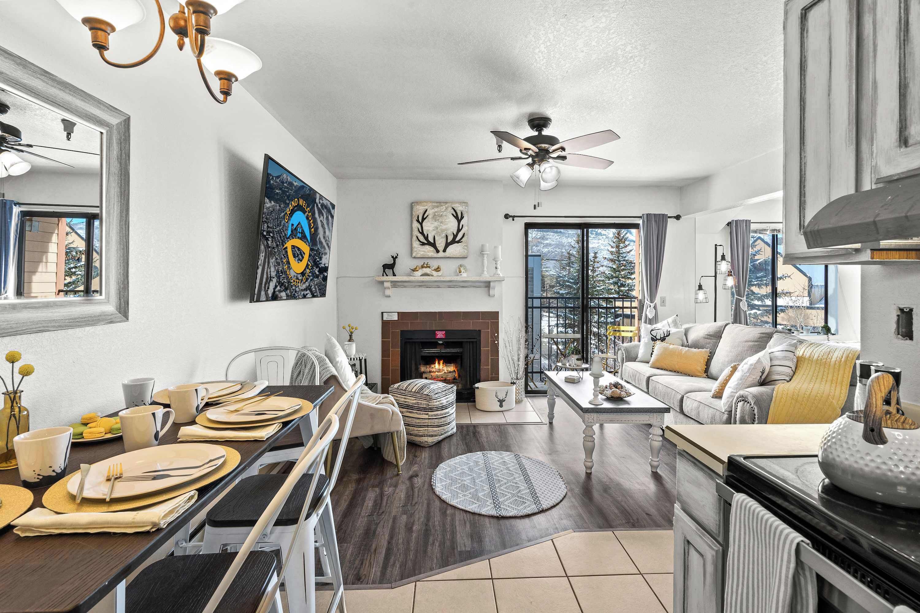 開放式套房, 1 張特大雙人床和 1 張沙發床, 熱水浴缸, 山景 | 用餐區