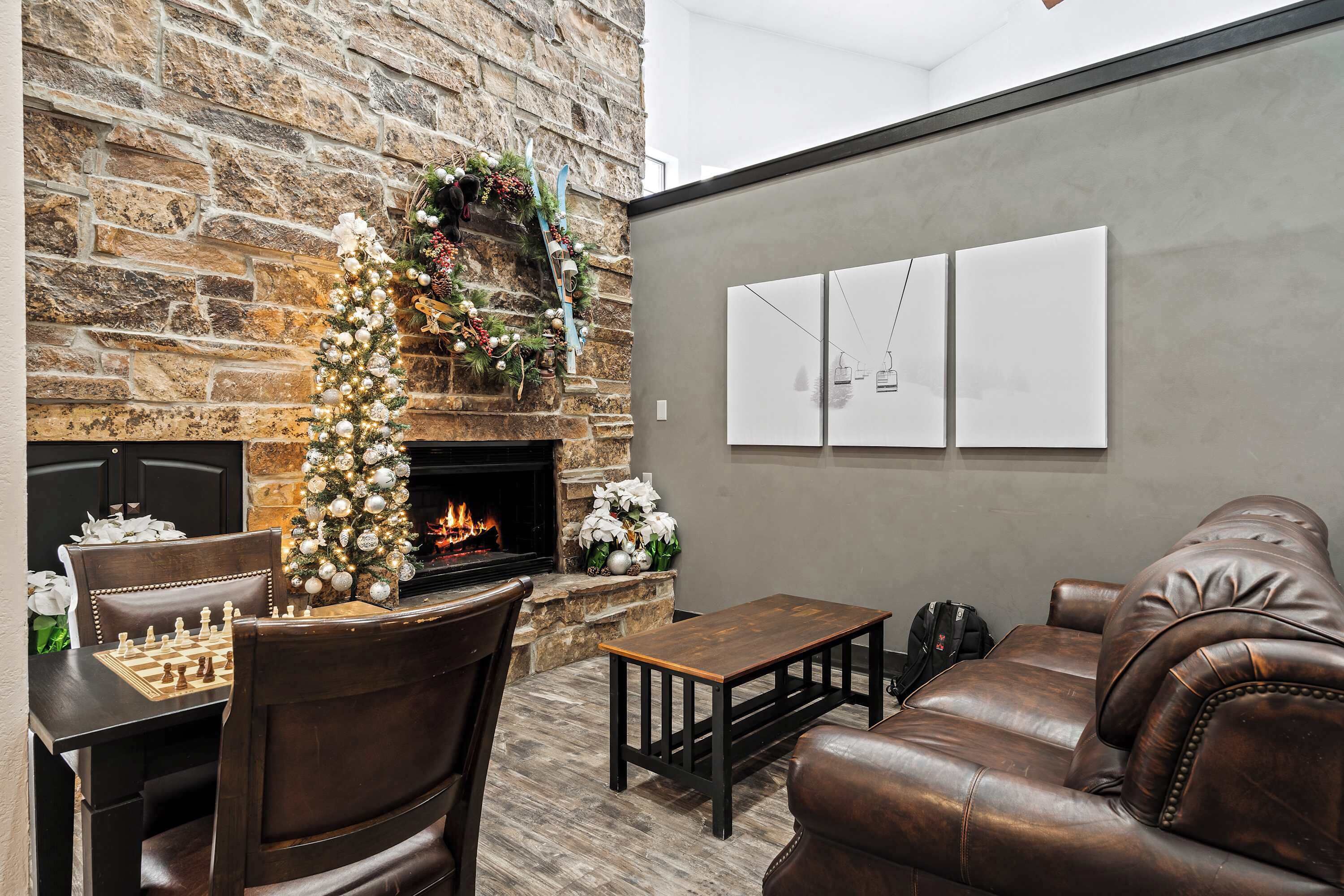 Studio Suite, 1 King Bed with Sofa bed, Hot Tub, Mountain View | Interior