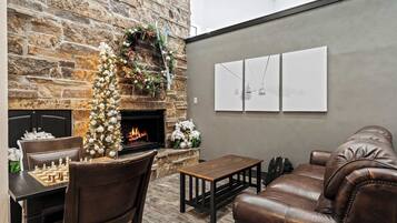 Studio Suite, 1 King Bed with Sofa bed, Hot Tub, Mountain View | Interior
