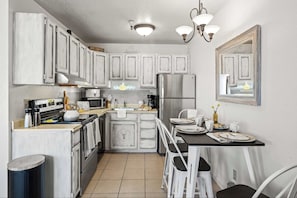 Suite studio, 1 très grand lit et 1 canapé-lit, baignoire à remous, vue sur la montagne | Cuisine privée | Réfrigérateur, four à micro-ondes, un four, surface de cuisson