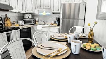 Studio Suite, 1 King Bed with Sofa bed, Hot Tub, Mountain View | Private kitchen | Fridge, microwave, oven, stovetop