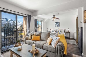 Studio Suite, 1 King Bed with Sofa bed, Hot Tub, Mountain View | Living area