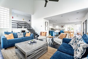 單棟房屋, 多張床, 露台, 泳池景 | 客廳 | 50 吋平面電視連數碼電視頻道、壁爐