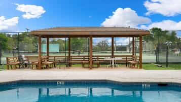 Kolam renang outdoor, dengan kursi berjemur