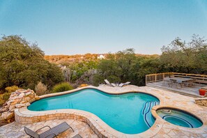 室外泳池；躺椅