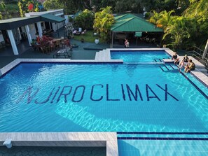 Uma piscina com as palavras "LIURO CLIMAX" escritas na água.