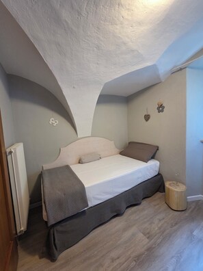 2 bedrooms, iron/ironing board, travel cot, free WiFi
