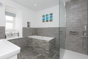 Shower dan pengering rambut