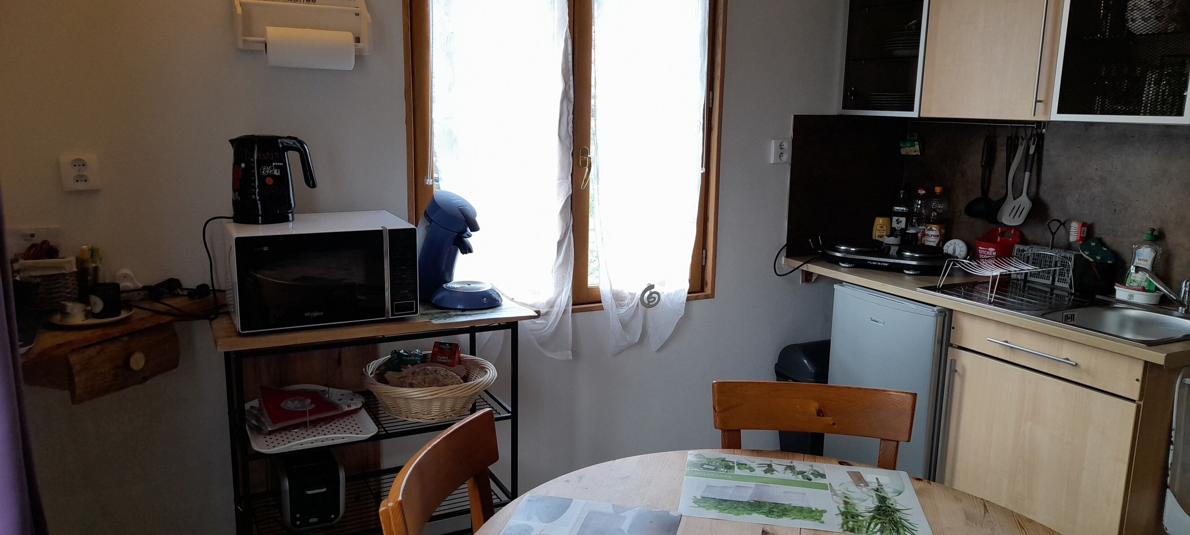 Réfrigérateur, micro-ondes, plaque de cuisson, cafetière/bouilloire