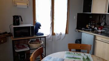 Réfrigérateur, micro-ondes, plaque de cuisson, cafetière/bouilloire