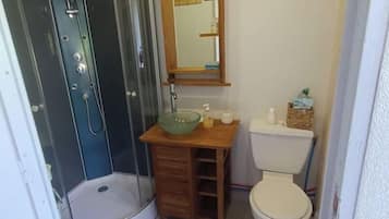 SĂšche-cheveux, serviettes fournies, savon, papier toilette