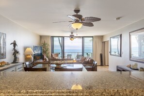 公寓客房, 多張床, 夏威夷式陽台, 海灘景觀 | 起居區 | 42-吋電視，提供有線頻道