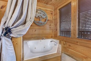 Cabin, 1 giường cỡ king và sofa giường, bồn tắm nước nóng, quang cảnh núi (Only Dreamin') | Phòng tắm | Bồn tắm thủy lực, khăn tắm