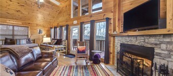 Only Dreamin' Cabin w/ Private Hot Tub