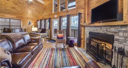 Only Dreamin' Cabin w/ Private Hot Tub