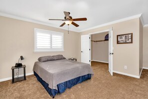House, Multiple Beds, Kitchen, Mountain View | 3 bedrooms, free WiFi, bed sheets - Country Living Retreat (Hanford)