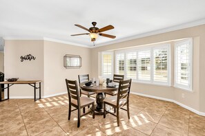 Hus - flere senge - køkken - bjergudsigt | Spiseområde