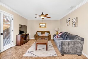 Hus - flere senge - køkken - bjergudsigt | Opholdsområde | 40-tommers tv med digitale kanaler