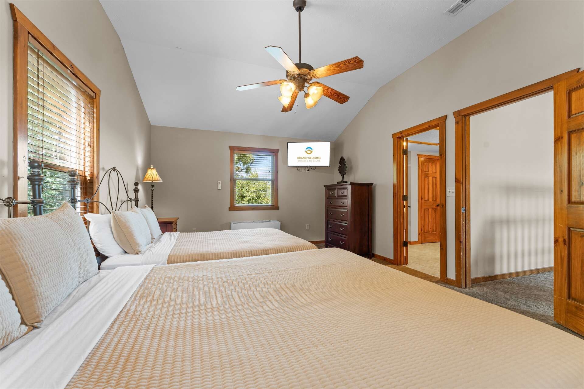 Cabin, Multiple Beds, Fireplace, Mountain View (Kemper's Cabin by Silver Dollar City)
