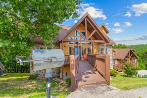 A two-story wooden house with a covered porch and a stone facade. - Kemper's Cabin by Silver Dollar City - Ideally Located (Branson)