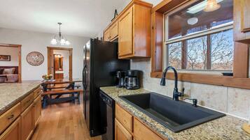 Cabana, várias camas, lareira, vista para a montanha (Kemper's Cabin by Silver Dollar City) | Cozinha privada | Cafeteira/chaleira