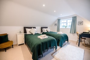 2 bedrooms, laptop workspace, iron/ironing board, bed sheets - Clare Cottage, Friston (Saxmundham)