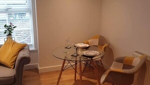 Apartment, 1 Queen Bed | Dining - Beautiful 1-bed Apartment in Banbury (Banbury)