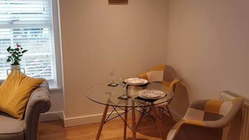 Apartment, 1 Queen Bed | Dining