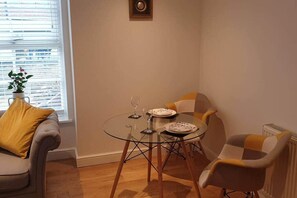 Apartment, 1 Queen Bed | Dining - Beautiful 1-bed Apartment in Banbury (Banbury)